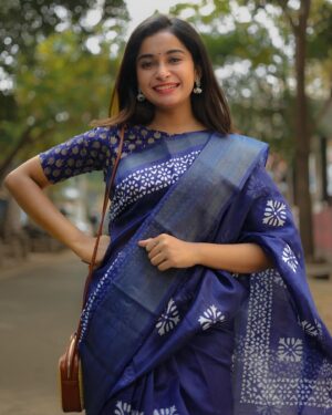 Fouzil Hidhaya Instagram - Heyyyy✨ Let me fall madly for me first 💙

📸: @storiesbysidhu 
✍️: @the__akshay_kamal__ 

#insta #instagood #instagram #life #love #peace #saree #positivity #shoot #vibe #happiness