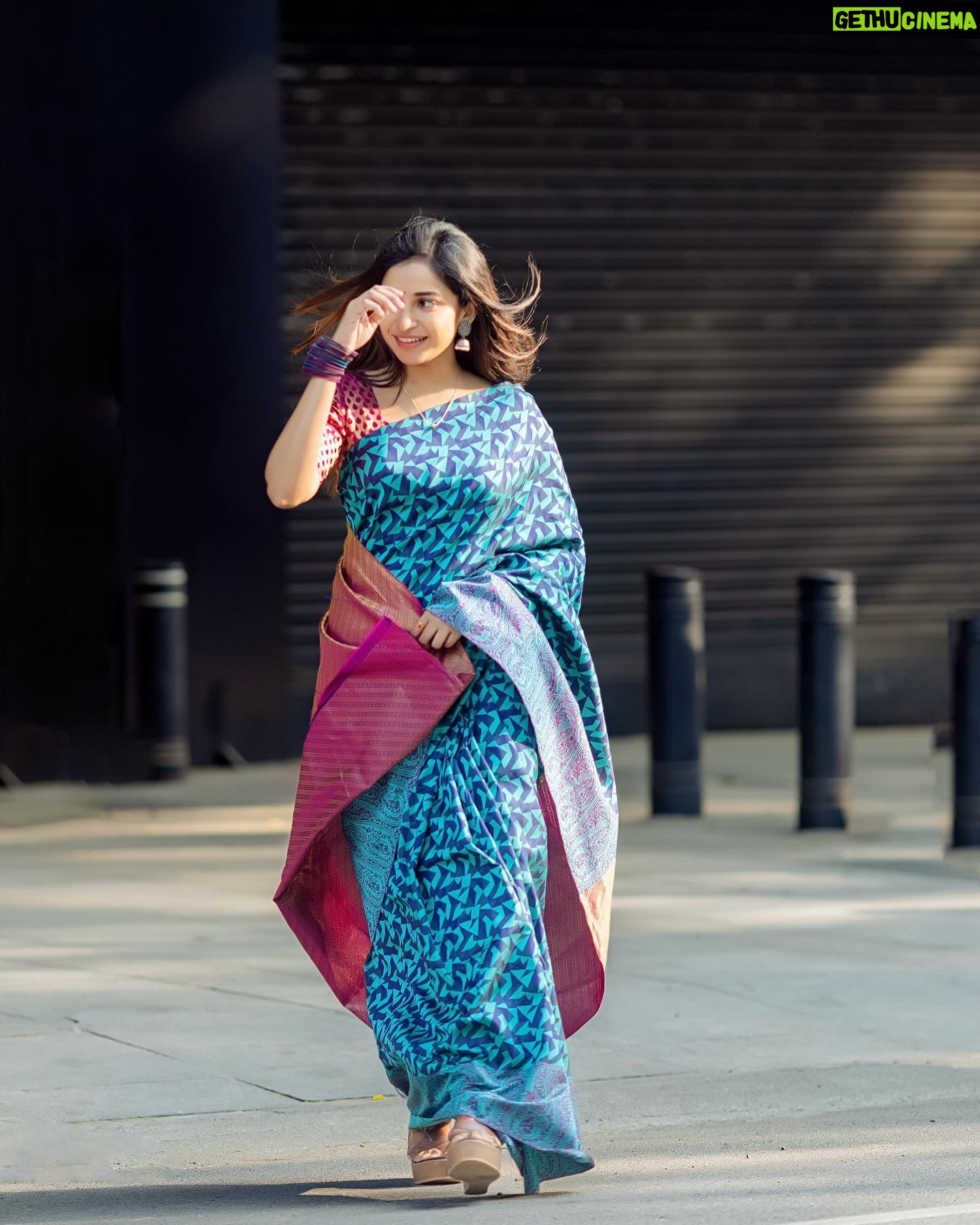 Fouzil Hidhaya - 12.8K Likes - 💙
Camera📸&edit✍️: @francisxavier_official
#saree #sareelove #life #positive #positivevibes #insta #instagood #instagram #artist #iylamodasarees