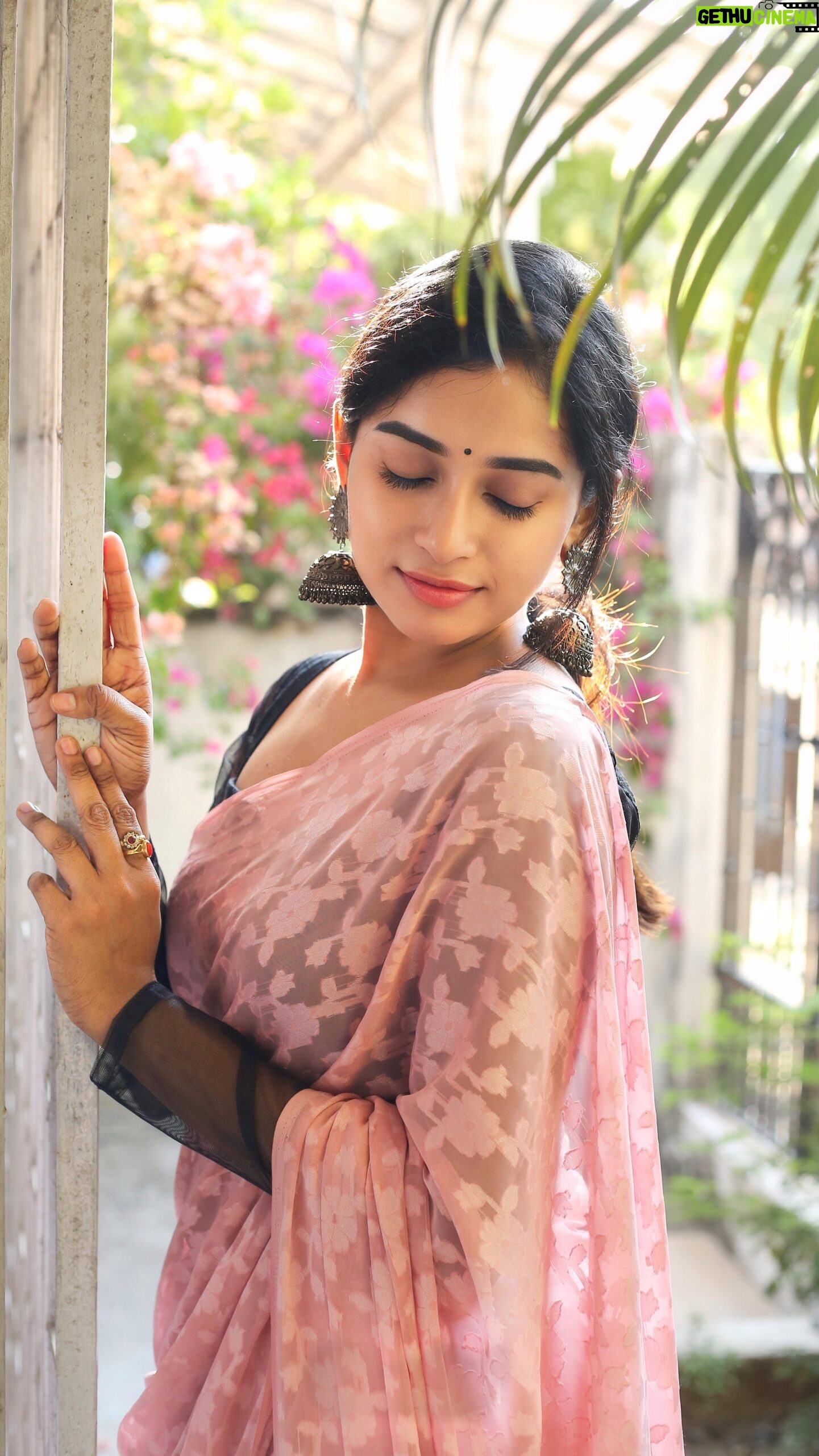 Fouzil Hidhaya - 14.5K Likes - Thaaragayaea💕🩷
Camera📸: @haristo_studio
Saree🥻: @haasam_sarees
@vijayasundhar7
@saregamatamil
#halalshawarma
#shawarmamovie
#thaaragayae
