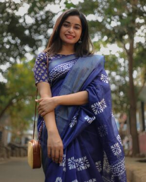 Fouzil Hidhaya Instagram - Heyyyy✨ Let me fall madly for me first 💙

📸: @storiesbysidhu 
✍️: @the__akshay_kamal__ 

#insta #instagood #instagram #life #love #peace #saree #positivity #shoot #vibe #happiness