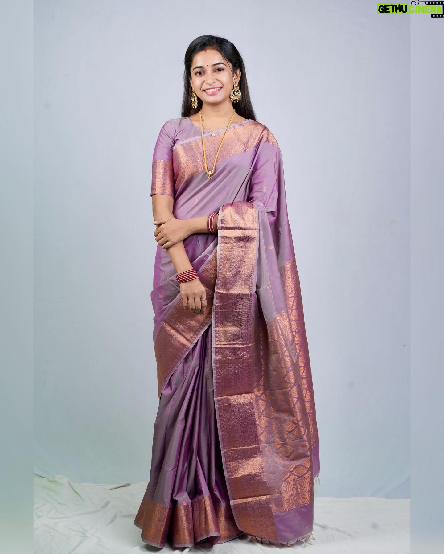 Fouzil Hidhaya - 13.3K Likes - Just being INDIRA ♥️
Stylist✍️: @keziah_costume_stylist
Saree🥻: @anicham_boutique
Blouse: @f2f_designerboutique
#indirazeetamilserial #indira #zeetamil #zee #instagram #instagood #insta #fouziee #fouziee_official #saree #life #photos #photo