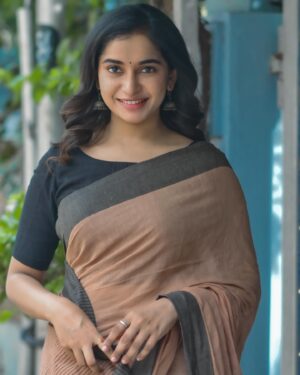 Fouzil Hidhaya Instagram - 🌸🫶🏼

📸 @raghul_raghupathy &  @nrphotography______ 
Mua 🖌️ @artistrybydanu 
Hair 💇‍♂️💆‍♀️ @sathyamakeupartistry_ 
Saree🥻 @gsensemble_official 
Blouse: @harinnnnnni 

#instagood #instagram