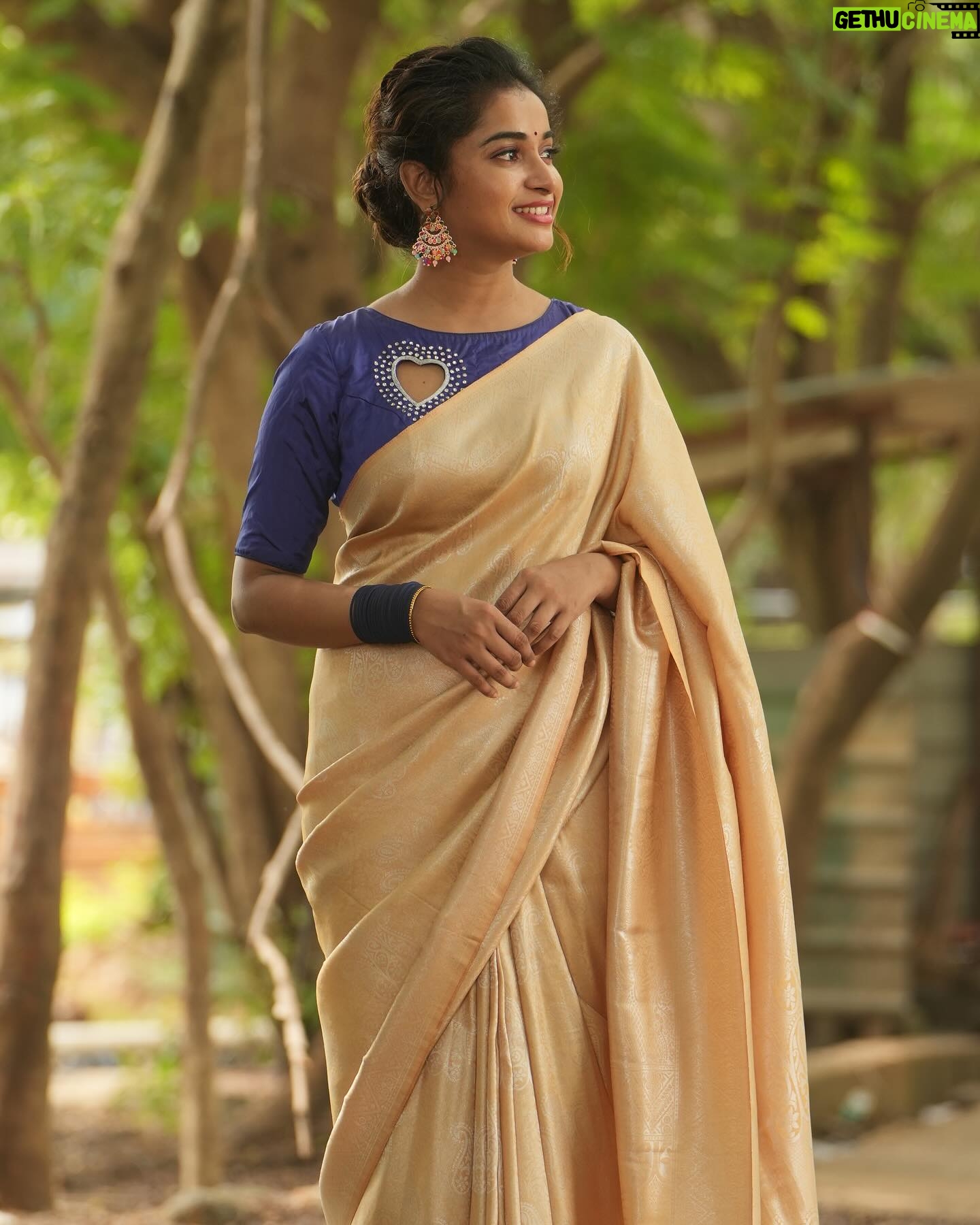 Fouzil Hidhaya - 13K Likes - 🦋🥰
#instagood #instagram #insta #saree #zeetamil #special #itsshowtime #indira #shoot #life #work