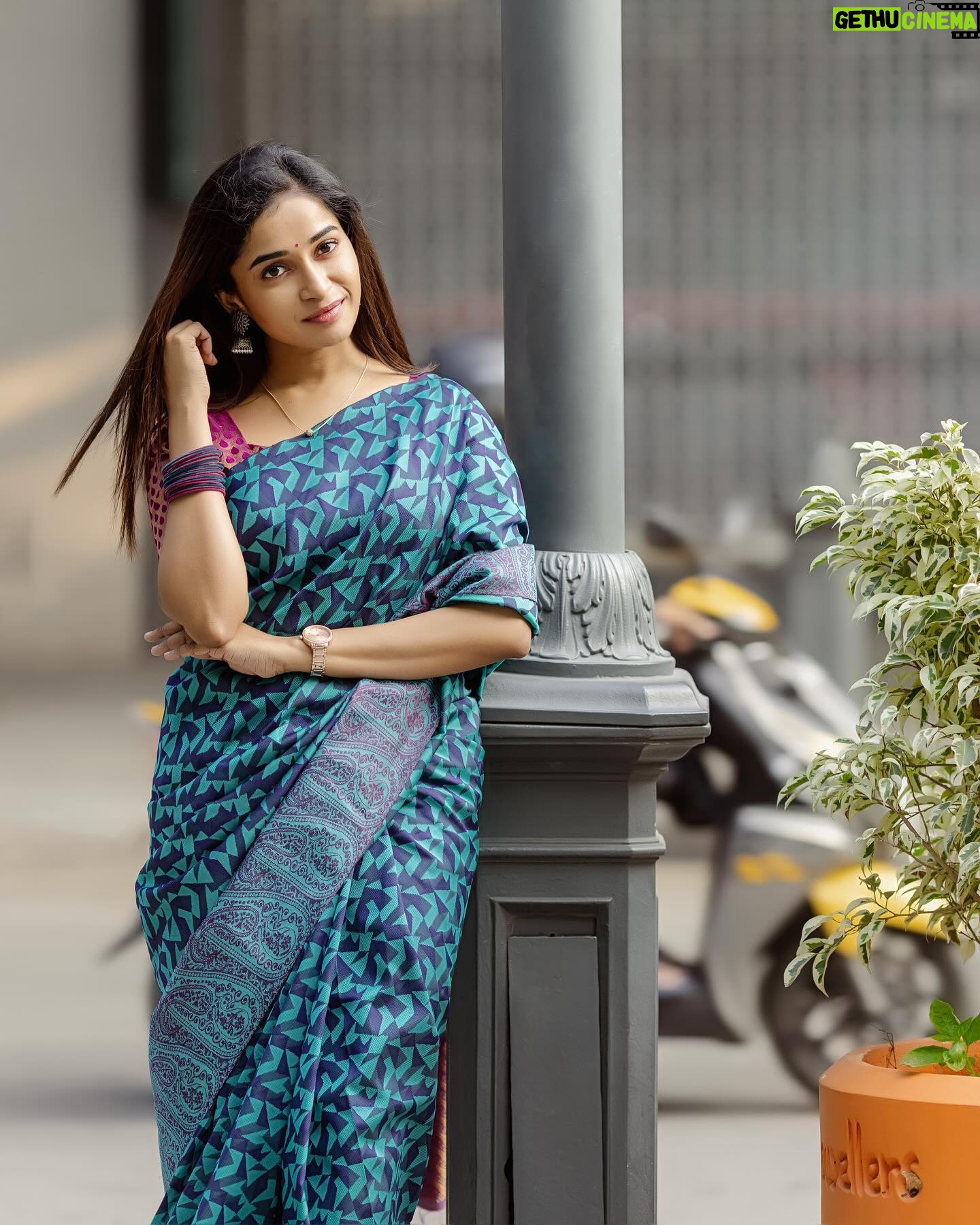 Fouzil Hidhaya - 12.8K Likes - 💙
Camera📸&edit✍️: @francisxavier_official
#saree #sareelove #life #positive #positivevibes #insta #instagood #instagram #artist #iylamodasarees