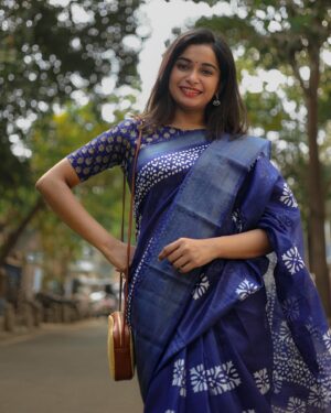 Fouzil Hidhaya Instagram - Heyyyy✨ Let me fall madly for me first 💙

📸: @storiesbysidhu 
✍️: @the__akshay_kamal__ 

#insta #instagood #instagram #life #love #peace #saree #positivity #shoot #vibe #happiness