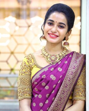 Fouzil Hidhaya Instagram - Every saree tells a story , and this one speaks of timeless beauty and grace 💖
Blouse: @ve_kay_boutique 
Jewels: @luxefashion_jewellery 
#sareelook #traditionalattire #indhira