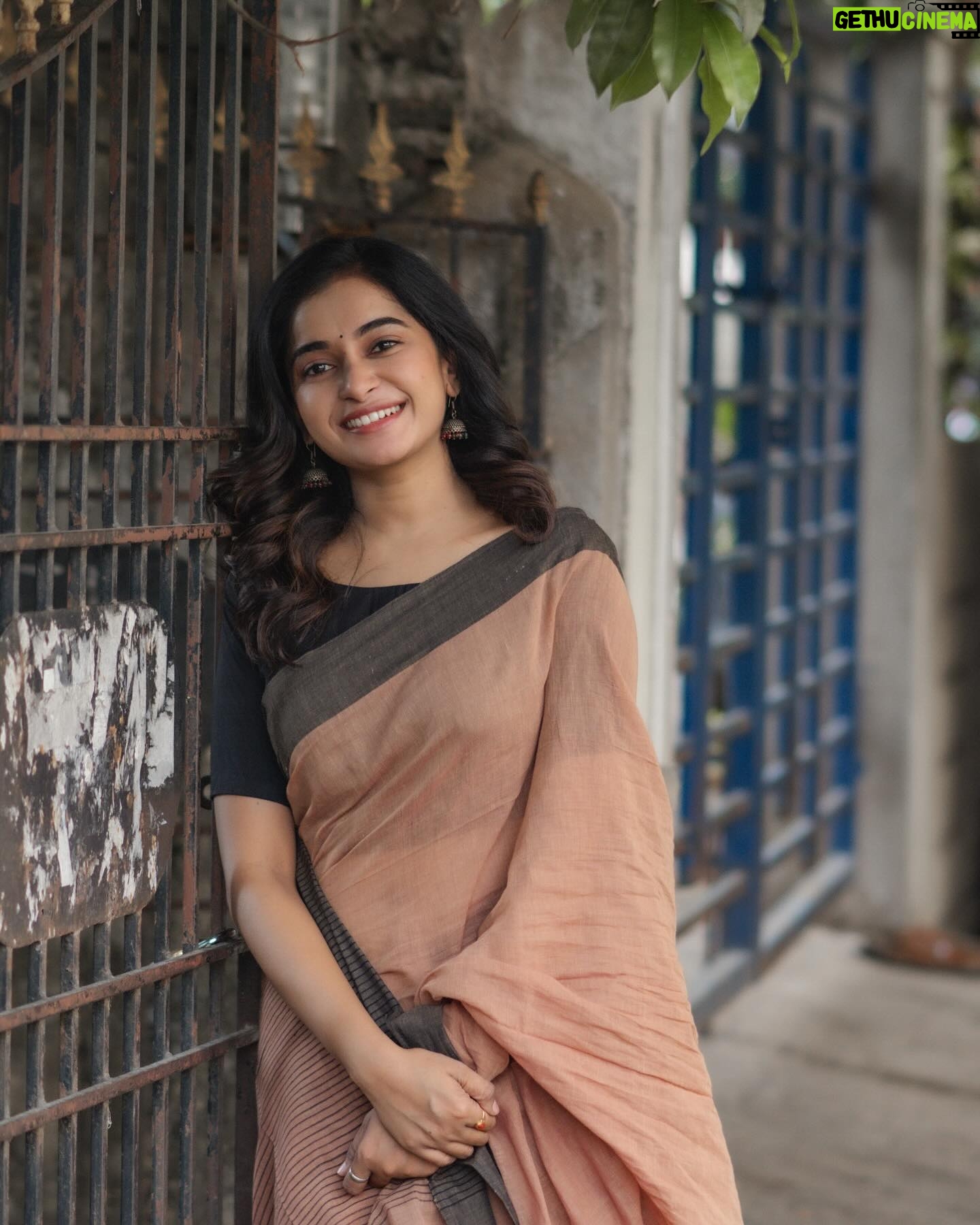 Fouzil Hidhaya - 56.2K Likes - Look at her now 🌸♥️
Camera 📸 & edits✍️: @raghul_raghupathy & @nrphotography______
Saree🥻: @gsensemble_official
Blouse: @harinnnnnni
M.U.A💄: @artistrybydanu
Hairdo 💇♀️ : @sathyamakeupartistry_
#instagood #instadaily #instagram #life #postive #saree #shooting #shoot #peace #love #lifestyle #insta