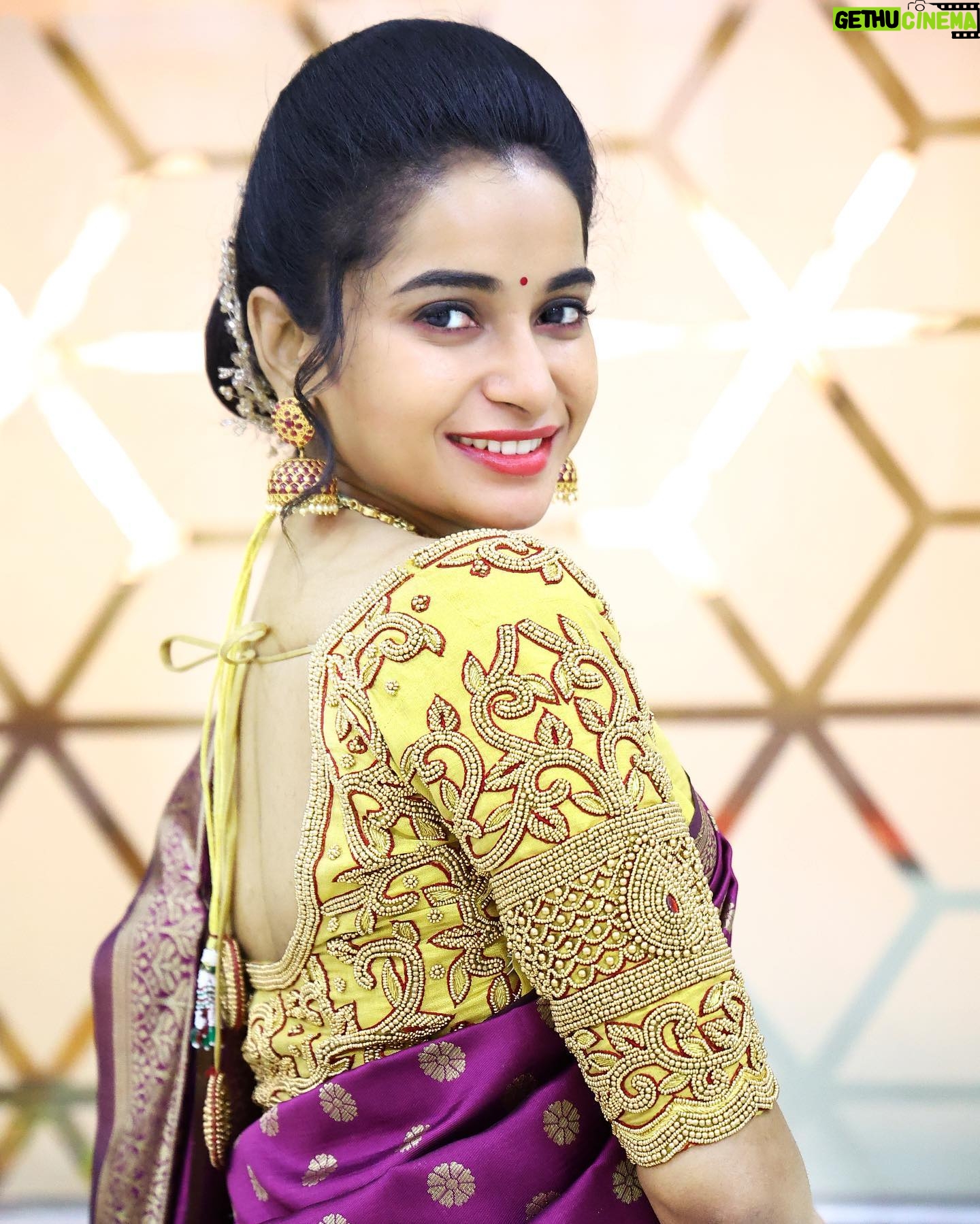 Fouzil Hidhaya - 18.8K Likes - Every saree tells a story , and this one speaks of timeless beauty and grace 💖
Blouse: @ve_kay_boutique
Jewels: @luxefashion_jewellery
#sareelook #traditionalattire #indhira