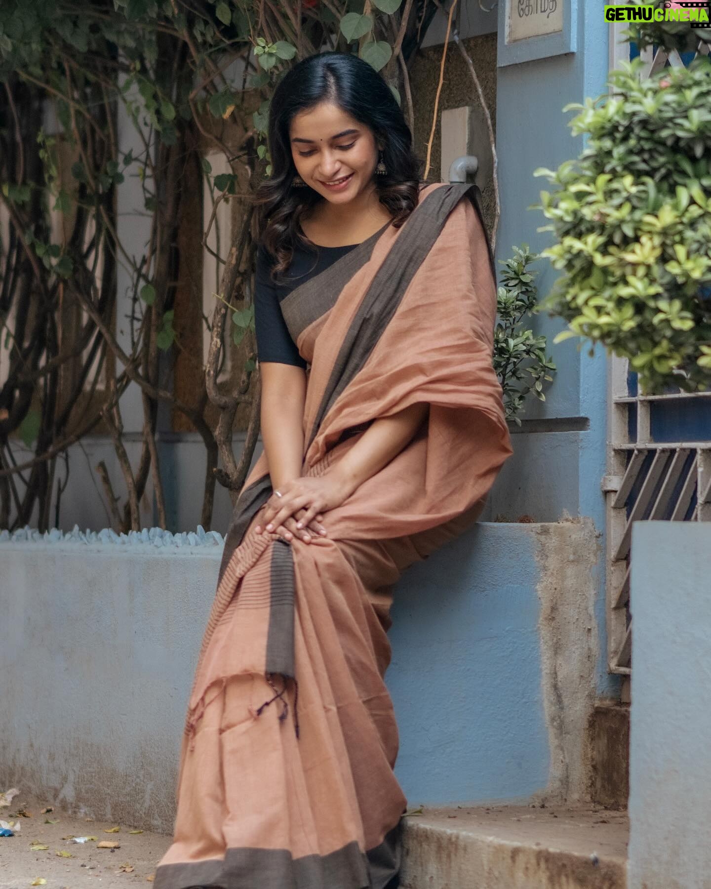 Fouzil Hidhaya - 56.2K Likes - Look at her now 🌸♥️
Camera 📸 & edits✍️: @raghul_raghupathy & @nrphotography______
Saree🥻: @gsensemble_official
Blouse: @harinnnnnni
M.U.A💄: @artistrybydanu
Hairdo 💇♀️ : @sathyamakeupartistry_
#instagood #instadaily #instagram #life #postive #saree #shooting #shoot #peace #love #lifestyle #insta