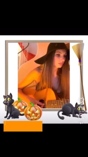 Frédérique Bel Instagram - Ma chanson préférée d’Halloween…  #Halloween 🎃 #Halloween #HalloweenSong #TimBurton #TimBurtonStyle