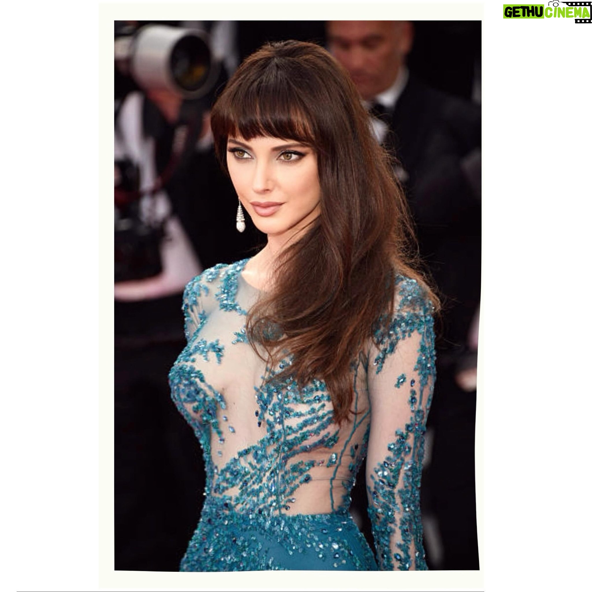 Frédérique Bel - 7.9K Likes - À la recherche d’une robe spectaculaire( pour un prochain évent international ) qui pourrait inspirer mes stylistes . #InstaLook #lookbook #instaFashion #fashionblog #fashionpost #fashionaddict #instagood #ootd #ootd #ootdfashion #ootdshare #mode #brunette #actress #frenchactress #Actress #Actrice #actricefrancaise #comedienne