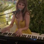 Frédérique Bel Instagram - Challenge to put fire with my depress love song ! 🤪 #writebyme @ugccinemas #cannes2023 #festivaldecannes2023 #Piano #loveSong #actrice #FrenchActress #Actress #comedienne #Chanteuse #Compositeur #interprete #Glamour #HauteCouture #robejaune💛