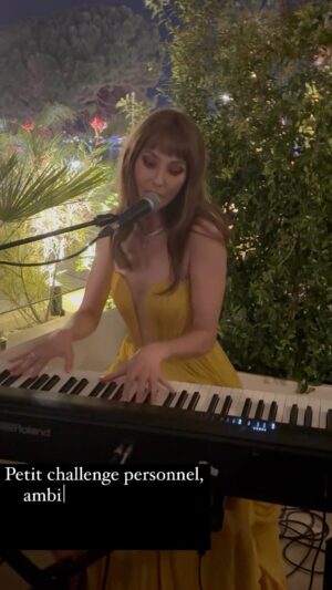 Frédérique Bel Instagram - Challenge to put fire with my depress love song ! 🤪 #writebyme @ugccinemas #cannes2023 #festivaldecannes2023 #Piano #loveSong #actrice #FrenchActress #Actress #comedienne #Chanteuse #Compositeur #interprete #Glamour #HauteCouture #robejaune💛