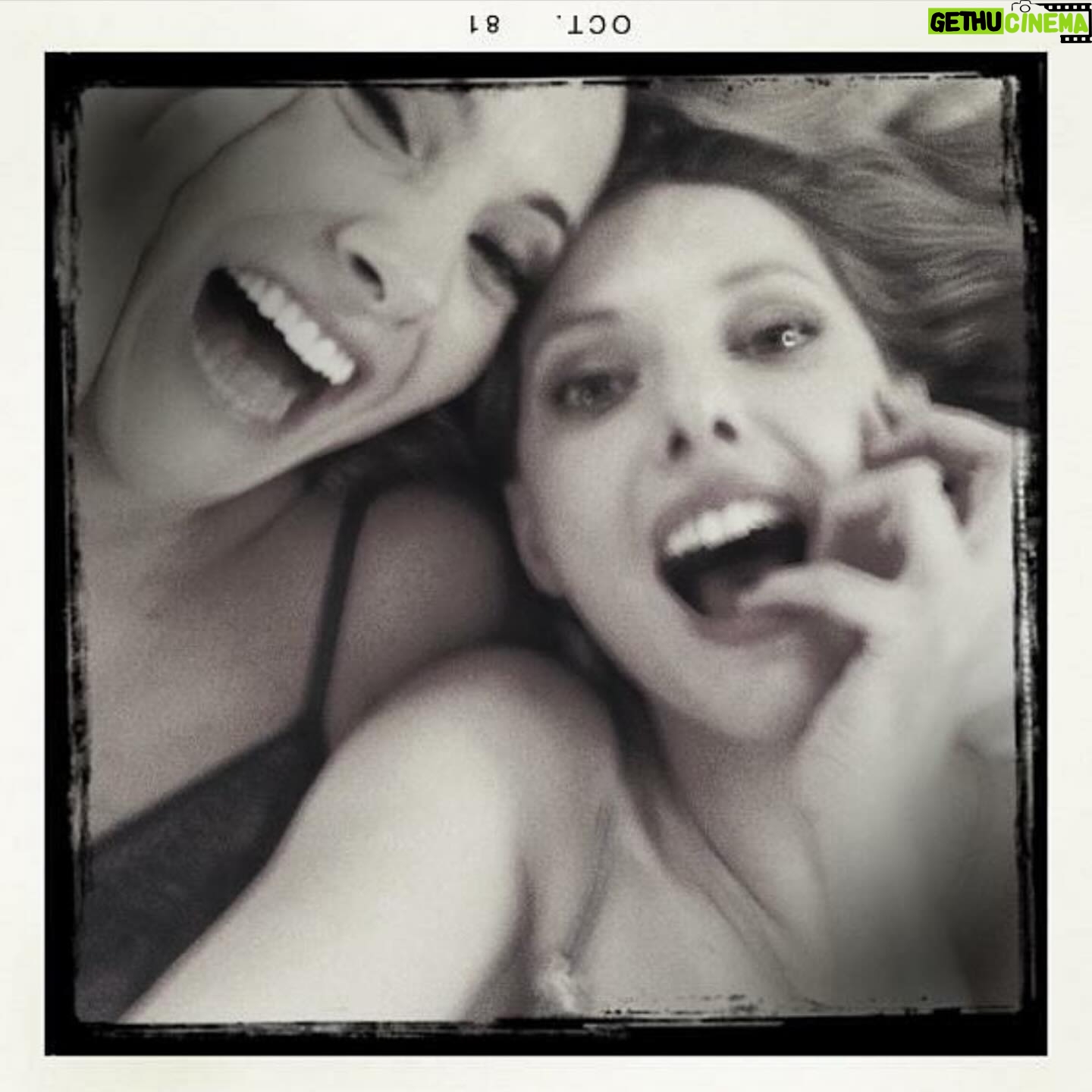 Frédérique Bel Instagram - Joyeux Anniversaire mon Anja ♥️ #FriendsForever 💝 🎁 👯♀️ #HAPPYBirthday #brunette #ootdfashion #actress #frenchactress #Actress #Actrice #actricefrancaise #comedienne #fashion #mode #sexywomen #frederiquebel