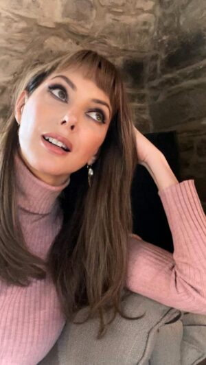 Frédérique Bel Instagram - Waw !  having such a beautiful light is so comforting to play with confidence… thanks #johnhoare #Dop  #Onset #Light #NoFilter #makeupbyme #Scotland 🏴󠁧󠁢󠁳󠁣󠁴󠁿#shooting  #Castle #Ecosse  #Retro #60s #70s #seventiesstyle #thriller #actress  #frenchactress #Actress #Actrice #actricefrancaise #comedienne #Bottes #cuissardes @charleskammer_officiel @satelliteparis