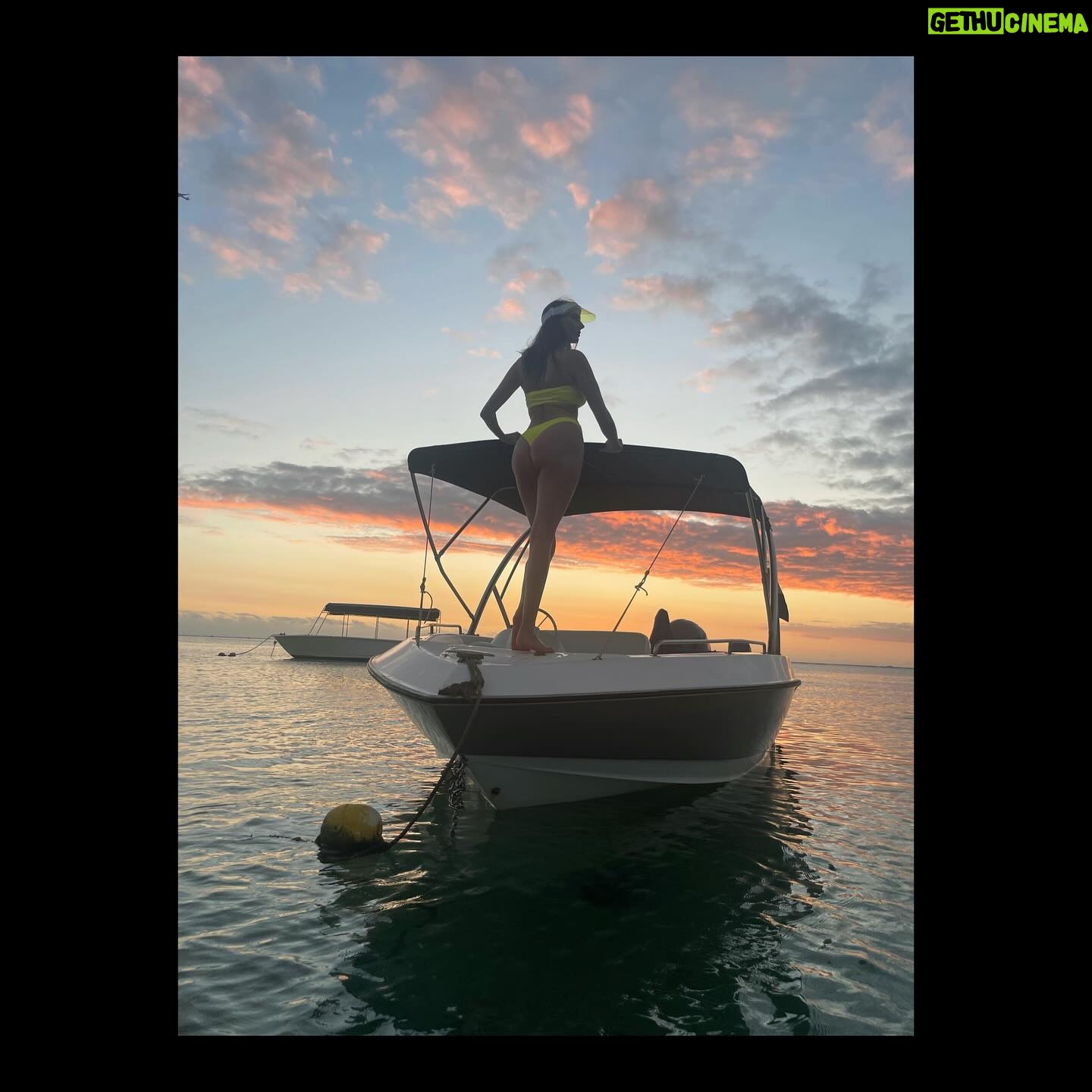 Frédérique Bel Instagram - #Boat #oceanindien #swimsuits #80sfashion Before the storm … .#SunSet #Mauritus #look80s #beachlife #beach #beachbody