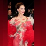 Frédérique Bel Instagram - Heureuse d’avoir inspiré the Queen @jlo pour le look de son dernier show … tout en coquelicots 💋@yaninacouture @jlo #fashion #FrenchRiviera #glamour #lookoftheday #ootd #instadaily #ootd #brunette #ootdfashion #ootdshare #actress #frenchactress #Actress #Actrice #actricefrancaise #comedienne #fashion #mode #Look #fashionblog #fashionstyle @helenajoyjewelry #Jlolooks #jlofashion #jlofashiondaily #jlofashionstyle #jlolovers #jlobeauty #jloqueen