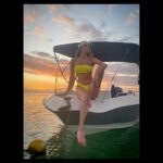 Frédérique Bel Instagram - #Boat #oceanindien #swimsuits #80sfashion Before the storm … .#SunSet #Mauritus #look80s #beachlife #beach #beachbody