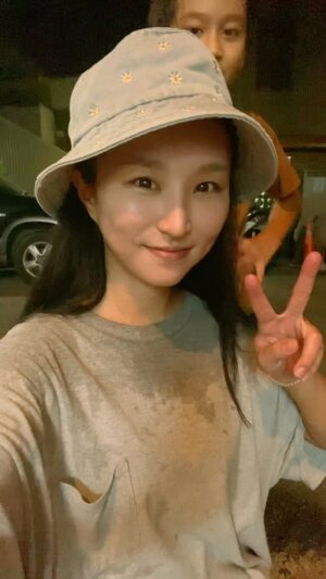 Fran Chen Instagram - 上衣的漸層顏色，是汗，烤肉烤出來的～💧
中秋節，回家擔任鄰里孩子大王！
#中秋節快樂