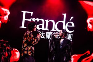 Fran Chen Instagram - 愛大港！大港開唱好好玩！💜🤎🩶
沿途所見是一個又一個青春美麗的靈魂，熱烈無畏，各自綻放。

#人生的音樂祭 #大港開唱 #法蘭黛 #李英宏
照片感謝#出日音樂 提供

@megaportfest @djdidilong