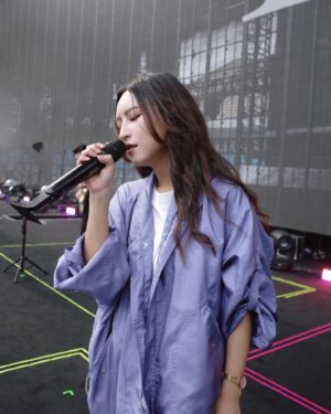 Fran Chen Instagram - 跟著五月天來到泉州了！謝謝五月天！
試音完畢，我們晚上見！！！

#五月天 #泉州 #演唱會
#好好好想見到你 #開場嘉賓 
#法蘭 #fran #法蘭fran