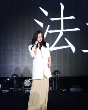 Fran Chen Instagram - 尺度最大的一天！
大家都以為我露全背，但其實沒有。
駝色的短上衣，本身，也是駝色，於是霧裡雲裡，赤裸了。🤭😆😆

還是想要再認真複誦一次，像在舞台上說的那樣，謝謝五月天，分享光芒、舞台給後進的我們，是太陽照耀，讓生命力綿延、蓬勃生長，各開綺花。

（假）尺度最大的一天，謝謝南京，氣候正好。

-
Outfit @yentity_official 
Accessories @lesisstyle 

#南京 #演唱會 #五月天
#法蘭 #fran #法蘭fran
#好好好想見到你 #Mayday