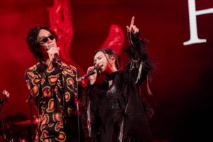 Fran Chen Instagram - 愛大港！大港開唱好好玩！💜🤎🩶
沿途所見是一個又一個青春美麗的靈魂，熱烈無畏，各自綻放。

#人生的音樂祭 #大港開唱 #法蘭黛 #李英宏
照片感謝#出日音樂 提供

@megaportfest @djdidilong