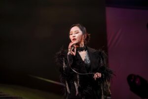 Fran Chen Instagram - 愛大港！大港開唱好好玩！💜🤎🩶
沿途所見是一個又一個青春美麗的靈魂，熱烈無畏，各自綻放。

#人生的音樂祭 #大港開唱 #法蘭黛 #李英宏
照片感謝#出日音樂 提供

@megaportfest @djdidilong