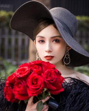 Frances Wu Instagram - 這……………….

這……………….

-
-

花…..太美了😍
👰 @esiren_couture 
📷 @cnpanphotography 
💄 @imtraly
