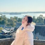 Frances Wu Instagram - 這邊真的好美😍很值得來走一走 據說古代皇帝會來這邊避暑，所以這邊叫做”summer palace “ 我今天9:30進去，13:00出來 逛不到半圈腳就超酸， 這後花園能走路的地方就有297公頃！實在是太大了！ 希望下次能把另外半圈走完 我們還遇到超多格格在拍照😍 #頤和園 #古代 #古蹟 #清朝 #慈禧 #慈禧太后 #畫中游 #格格 #世界文化遺產 #蘇州街 #昆明湖