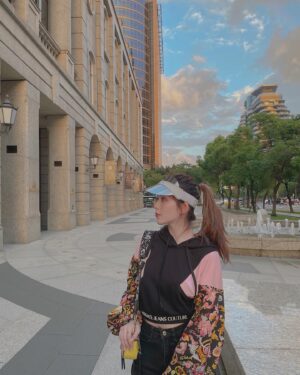 Frances Wu Instagram - 💖🖤💛
#Saturday ✨
#versacejeans #christiandior #bellavita