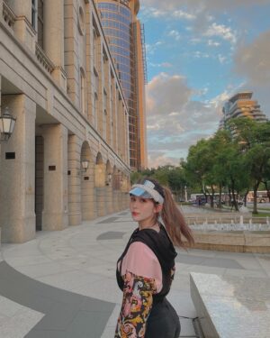 Frances Wu Instagram - 💖🖤💛
#Saturday ✨
#versacejeans #christiandior #bellavita