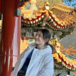 Frances Wu Instagram - 這邊真的好美😍很值得來走一走 據說古代皇帝會來這邊避暑，所以這邊叫做”summer palace “ 我今天9:30進去，13:00出來 逛不到半圈腳就超酸， 這後花園能走路的地方就有297公頃！實在是太大了！ 希望下次能把另外半圈走完 我們還遇到超多格格在拍照😍 #頤和園 #古代 #古蹟 #清朝 #慈禧 #慈禧太后 #畫中游 #格格 #世界文化遺產 #蘇州街 #昆明湖