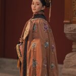 Frances Wu Instagram - 照片有好多 每張都好好抗🥹 先發個影片暖暖身子🫣 你們覺得我像好皇后還是壞皇后 #北京 #北海 #北海公園 #吉服 #中國風 #漢服 #清朝 #歷史建築