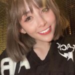 Frances Wu Instagram - 👉我的牙齒好看嗎？___😆 #陶瓷貼片 #開箱 #我的牙醫 我知道大家都很好奇 也很喜歡我的牙齒（喂～自己講）😝 我非常的在意牙齒的整齊與清潔！ 之前就有關注的人，就知道我有戴過牙套 但我是要求很高、要求完美的人， 就是覺得笑起來怪怪的…於是～廢話不多說！ 我做了一直很想用的「陶瓷貼片」❤️ 你們一定覺得根本沒差， 看完你就知道我為什麼要做了😚 1️⃣一旦選好色階，牙齒就一輩子那個顏色， 不會變黃，不需另外做冷光美白， 也是我覺得很讚的一點 2️⃣醫師會依照我們的臉型、嘴唇、牙齦， 模擬出術後微笑最完美的型態， 就不用怕以後笑起來嘴巴斜斜的了😍 （這我覺得做的非常專業👍🏻） 3️⃣可以直接改變成你喜歡的牙齒形狀跟大小， 原本門牙旁邊兩顆就過短，導致虎牙特別明顯， 我自認為不好看，現在真的好太多太多了😍 笑起來也自信許多！ 真心推薦 「敦南上境」給大家☺️ 每個人的牙齒狀況不同 ～ 可以直接不用害羞的詢問診所喔！ ------------------------------------------------- 【敦南上境】牙齒美白｜陶瓷貼片｜隱適美｜植牙 🔹專業醫師 : 蔡昀蓉 🔹電話預約 : 02-2700-0123 🔹線上預約 : @egdental #敦南上境 #蔡昀蓉醫師 #美齒貼片