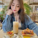 Frances Wu Instagram - 總覺得疫情期間我又更忙了 忙著處理各種訊息，閒暇之餘欣賞各種狂言瞽说 賣弄口才的文章😂😂 #這不知道多久以前的照片了 #還可以內用的日子