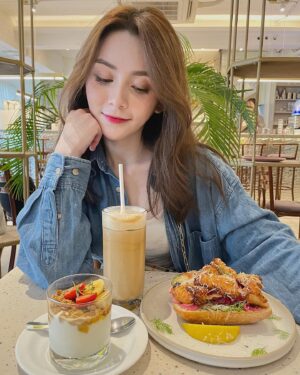 Frances Wu Instagram - 總覺得疫情期間我又更忙了 忙著處理各種訊息，閒暇之餘欣賞各種狂言瞽说 賣弄口才的文章😂😂
#這不知道多久以前的照片了
#還可以內用的日子
