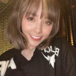 Frances Wu Instagram - 👉我的牙齒好看嗎？___😆 #陶瓷貼片 #開箱 #我的牙醫 我知道大家都很好奇 也很喜歡我的牙齒（喂～自己講）😝 我非常的在意牙齒的整齊與清潔！ 之前就有關注的人，就知道我有戴過牙套 但我是要求很高、要求完美的人， 就是覺得笑起來怪怪的…於是～廢話不多說！ 我做了一直很想用的「陶瓷貼片」❤️ 你們一定覺得根本沒差， 看完你就知道我為什麼要做了😚 1️⃣一旦選好色階，牙齒就一輩子那個顏色， 不會變黃，不需另外做冷光美白， 也是我覺得很讚的一點 2️⃣醫師會依照我們的臉型、嘴唇、牙齦， 模擬出術後微笑最完美的型態， 就不用怕以後笑起來嘴巴斜斜的了😍 （這我覺得做的非常專業👍🏻） 3️⃣可以直接改變成你喜歡的牙齒形狀跟大小， 原本門牙旁邊兩顆就過短，導致虎牙特別明顯， 我自認為不好看，現在真的好太多太多了😍 笑起來也自信許多！ 真心推薦 「敦南上境」給大家☺️ 每個人的牙齒狀況不同 ～ 可以直接不用害羞的詢問診所喔！ ------------------------------------------------- 【敦南上境】牙齒美白｜陶瓷貼片｜隱適美｜植牙 🔹專業醫師 : 蔡昀蓉 🔹電話預約 : 02-2700-0123 🔹線上預約 : @egdental #敦南上境 #蔡昀蓉醫師 #美齒貼片