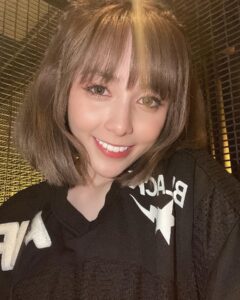 Frances Wu Instagram - 👉我的牙齒好看嗎？___😆 #陶瓷貼片 #開箱 #我的牙醫 我知道大家都很好奇 也很喜歡我的牙齒（喂～自己講）😝 我非常的在意牙齒的整齊與清潔！ 之前就有關注的人，就知道我有戴過牙套 但我是要求很高、要求完美的人， 就是覺得笑起來怪怪的…於是～廢話不多說！ 我做了一直很想用的「陶瓷貼片」❤️ 你們一定覺得根本沒差， 看完你就知道我為什麼要做了😚 1️⃣一旦選好色階，牙齒就一輩子那個顏色， 不會變黃，不需另外做冷光美白， 也是我覺得很讚的一點 2️⃣醫師會依照我們的臉型、嘴唇、牙齦， 模擬出術後微笑最完美的型態， 就不用怕以後笑起來嘴巴斜斜的了😍 （這我覺得做的非常專業👍🏻） 3️⃣可以直接改變成你喜歡的牙齒形狀跟大小， 原本門牙旁邊兩顆就過短，導致虎牙特別明顯， 我自認為不好看，現在真的好太多太多了😍 笑起來也自信許多！ 真心推薦 「敦南上境」給大家☺️ 每個人的牙齒狀況不同 ～ 可以直接不用害羞的詢問診所喔！ ------------------------------------------------- 【敦南上境】牙齒美白｜陶瓷貼片｜隱適美｜植牙 🔹專業醫師 : 蔡昀蓉 🔹電話預約 : 02-2700-0123 🔹線上預約 : @egdental #敦南上境 #蔡昀蓉醫師 #美齒貼片