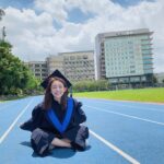 Frances Wu Instagram - 懷念高中的時光 跟朋友打打鬧鬧 上課偷玩手機 偷睡覺 偷翹第九節 數學作業全班抄來抄去 傳來傳去😂 偷偷罵老師 學老師的口頭禪 幫同學cover 作業沒寫的部分 好多好笑的事情🤣❤️ #高中生活就是要皮 #送上沒有露面過的畢業照🎓 #最後還有我跟朋友異口同聲說減肥藥的影片😂