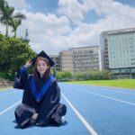 Frances Wu Instagram - 懷念高中的時光 跟朋友打打鬧鬧 上課偷玩手機 偷睡覺 偷翹第九節 數學作業全班抄來抄去 傳來傳去😂 偷偷罵老師 學老師的口頭禪 幫同學cover 作業沒寫的部分 好多好笑的事情🤣❤️ #高中生活就是要皮 #送上沒有露面過的畢業照🎓 #最後還有我跟朋友異口同聲說減肥藥的影片😂
