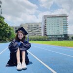 Frances Wu Instagram - 懷念高中的時光 跟朋友打打鬧鬧 上課偷玩手機 偷睡覺 偷翹第九節 數學作業全班抄來抄去 傳來傳去😂 偷偷罵老師 學老師的口頭禪 幫同學cover 作業沒寫的部分 好多好笑的事情🤣❤️ #高中生活就是要皮 #送上沒有露面過的畢業照🎓 #最後還有我跟朋友異口同聲說減肥藥的影片😂