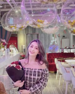 Frances Wu Instagram - 20歲了🥰 謝謝媽咪謝謝爸比 雖然我還是常常惹他們生氣 但其實我很愛很愛我爸媽❤️ 不知不覺我已經2開頭了 似乎又是人生的另一個開始，邁入人生的下一個階段 現在的我就像是破完第一關關卡 在前往下一關的路途中的分岔路選擇命運與機會。 希望接下來的生活依然充實華麗豐富且腳踏實地 一步一步穩穩的向前走