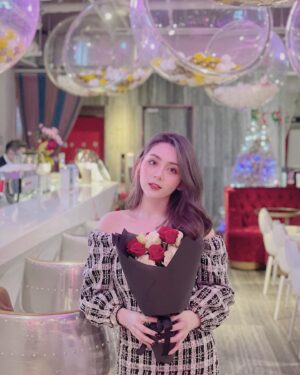 Frances Wu Instagram - 20歲了🥰
謝謝媽咪謝謝爸比
雖然我還是常常惹他們生氣
但其實我很愛很愛我爸媽❤️
不知不覺我已經2開頭了
似乎又是人生的另一個開始，邁入人生的下一個階段
現在的我就像是破完第一關關卡 在前往下一關的路途中的分岔路選擇命運與機會。
希望接下來的生活依然充實華麗豐富且腳踏實地 一步一步穩穩的向前走