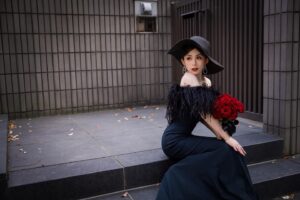 Frances Wu Instagram - 我的個性熱情 外向 衝動，樂於交友，但不氾交
我說話直接不拘小節，因此很常得罪人
我做事豪邁 倔強（尤其是在喝酒後🥹），所以經常被有心人士利用，最後遍體鱗傷
我愛我自己，我愛那個不在意別人眼光的我，我愛有想法的自己，我愛能把自己照顧好的自己，就算世界與我為敵
人生不是要活得多奢侈，而是要精彩，就這麼一次，為何不去做？讓自己調皮一次、任性一次，勇敢去嘗試吧！