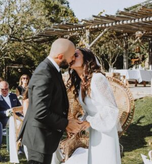 Francesca Antoniotti Instagram - Mr & Mrs Orsini 🔗
(Nos premières photos officielles ) 

Merci au domaine @pozzodimastri , Sylvain, Bruno et toute l’équipe , à @delphineciaravola.weddings pour l’organisation de folie, aux @cocopops_livemusic pour la musique parfaite , @panta.dj  pour l’ambiance de folie, @florelegante.ajaccio pour la magie des fleurs , 
aux photographes @bande_de_voyous qui ont capturé tous nos moments , 
à @atelierpetitpapier pour tous ces petits détails qui font la différence, @castelludibaricci pour le vin d’exception ,
au Père Olivier pour ses mots inoubliables et ses 10 commandements 🤣🙏🏽( un phénomène ) et @zailandco_show qui a mis le feu 🔥 
Tout était parfait 👏🏽👏🏽🎉🍾

Merci à vous tous d’avoir été présents en ce jour si particulier et de nous avoir tant gâté. 
Une pluie de mercis à tous pour vos milliers de messages et félicitations 🙏🏽 changez rien o zité. 

Le meilleur pour la fin, merci Mme Orsini 🤍 Ti tengu tantu caru. 

Un abbracciu tamantu a voi tutti 😘❤️ vous êtes des vrais 🙏🏽🙌🏽

Wedding plan @delphineciaravola.weddings 
Dress @studiomariageportovecchio 
Make up @soukainatanhirt
Nails @lescocottesajaccio 
Wedding venue @pozzodimastri 
Floral design @florelegante.ajaccio 
Music @cocopops_livemusic 
Dj @panta.dj 
Photo / vidéo @bande_de_voyous