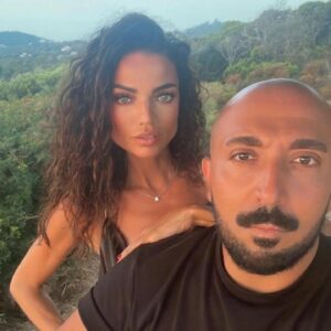 Francesca Antoniotti Instagram - Bon anniversaire mon roi 👑 
Comment te célébrer à part te dire que tu es le plus beau de tous les cadeaux 🎁 que tu me fais rire quand rien n’est drôle, que tu me fais espérer quand tout est noir et que tu fais de notre vie une fête sans fin … Comment fais tu pour tout transformer en éclats de rire? En moments d’exception? Pas un seul petit moment n’est ordinaire avec toi…
Tu es patient et aimant, tendre et tellement protecteur . Je n’aurais pu rêver mieux pour partager ma vie. Merci d’être toi un homme droit et bon avec des principes et des valeurs, tu es un exemple. Le mien en tous cas . Ma force. Que Dieu nous prête une longue route ensemble et surtout qu’il prenne soin de toi comme je vais essayer de continuer à le faire 🙏🏽 
Per sempre @orsini_bernard le meilleur est à venir ♥️
Je vous souhaite à tous et à toutes de trouver cette personne qui change tout en beau. ♥️🍀
Felice aniversariu mo core♥️