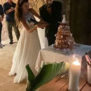 Francesca Antoniotti Instagram - Je n’ai pas pu attendre plus longtemps avant de vous partager quelques photos et vidéos de notre mariage,célébré au paradis @pozzodimastri, prises par nos chers amis hier soir…
Je vous posterai de sublimes clichés faits par @bande_de_voyous bientôt en attendant c’est un peu flou mais c’est surtout rempli d’amour 💕 D’ailleurs, mes premiers mots sont pour mon mari,merci de m’avoir choisie, je t’aime passionnément @orsini_bernard tu m’as offert le plus beau des moments 💕 
puis pour nos invités merci d’avoir partagé ce moment d’immense bonheur avec nous ♥️
Mon fils,mes parents (j’ai eu la chance que mon papa m’amène à l’Autel ) , ma petite soeur mes oncles , tous nos amis et famille venus faire la fête avec nous, j’ai des souvenirs avec chacun de vous…
On vous aime tous tellement ❤️

Je voudrais sans attendre remercier notre fabuleuse wedding planneuse @delphineciaravola.weddings qui a tout mené d’une main de maître … Une véritable fée … Tout simplement …

Un immense merci aussi @studiomariageportovecchio 👰🏻‍♀️Marinella m’a trouvé la robe de mes rêves et elle n’a que des merveilles 💕

Je vous posterai tous les détails de chacun de nos chers prestataires très vite … 
En attendant dites moi quelle est votre photo ou vidéo préférée… 

J’ai hâte de vous lire … de mon petit nuage ☁️
