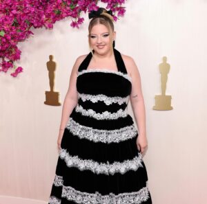 Francesca Scorsese Instagram - Belated Oscars week recap! 🤍🥸🖤

Styled by: @chrishoran
Makeup: @ericvosburg
Hair: @castillo
📸: @gettyentertainment @solelycreating @VanityFair 
#VFOscars #VanityFairOscarParty