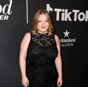 Francesca Scorsese Instagram - Belated Oscars week recap! 🤍🥸🖤

Styled by: @chrishoran
Makeup: @ericvosburg
Hair: @castillo
📸: @gettyentertainment @solelycreating @VanityFair 
#VFOscars #VanityFairOscarParty